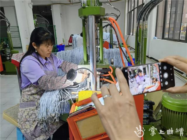 到宣威市复兴街道扶贫工厂创作采风