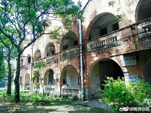 厂房通过艺术家们从新翻新改造,惊艳变成了摄影工作室和文艺创作基地